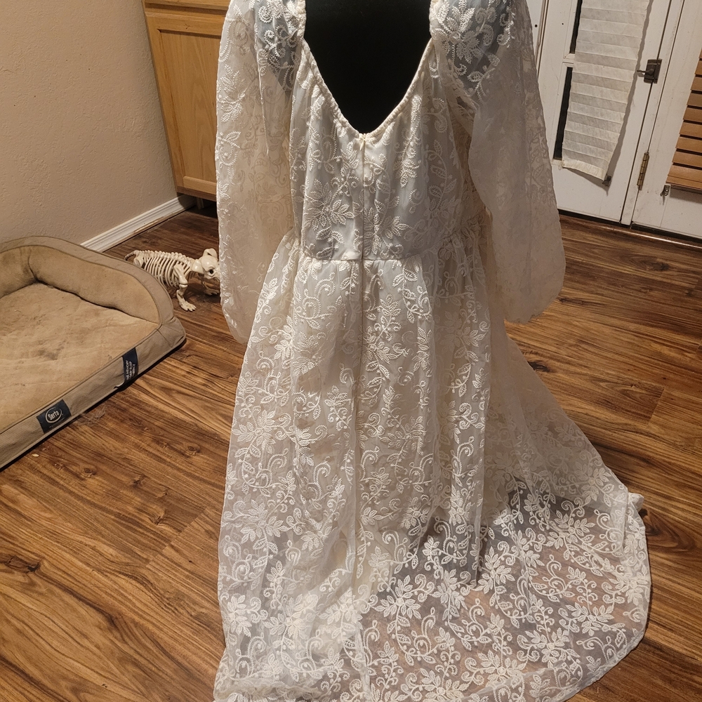 Ivory Lace Wedding Dress - Picture 4 of 13